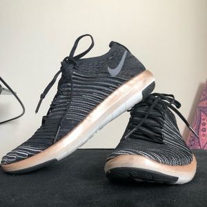 Black and gold Nike Flyknits - 6.5 W or 5 Y